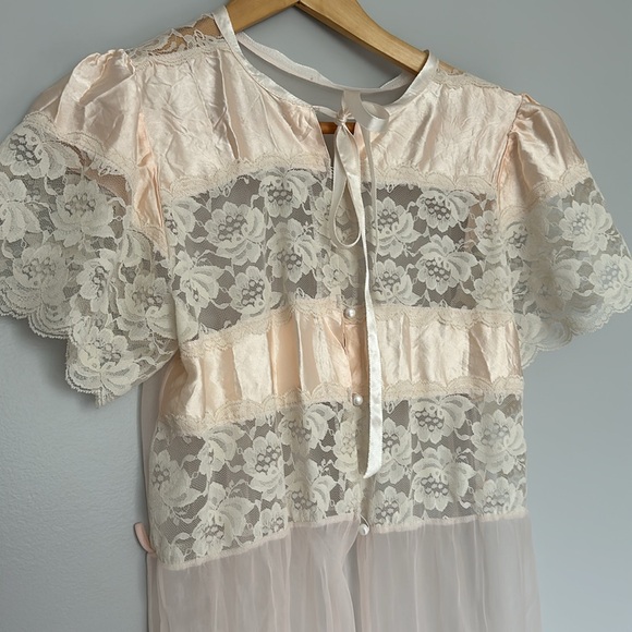 Other - VINTAGE SHEER DRESSING GOWN